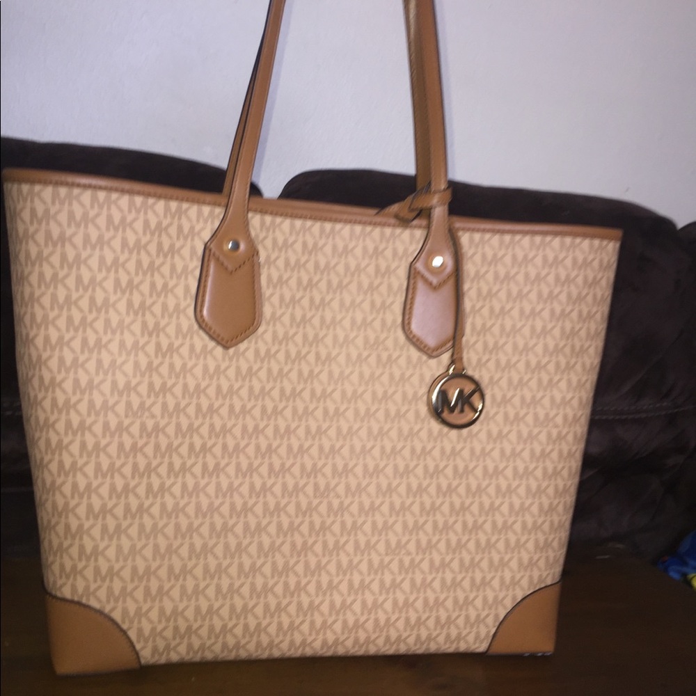 🤩SOLD🤩🎄🎉SPECIAL MICHAEL KORS TOTE W/wristlet - Picture 2 of 8